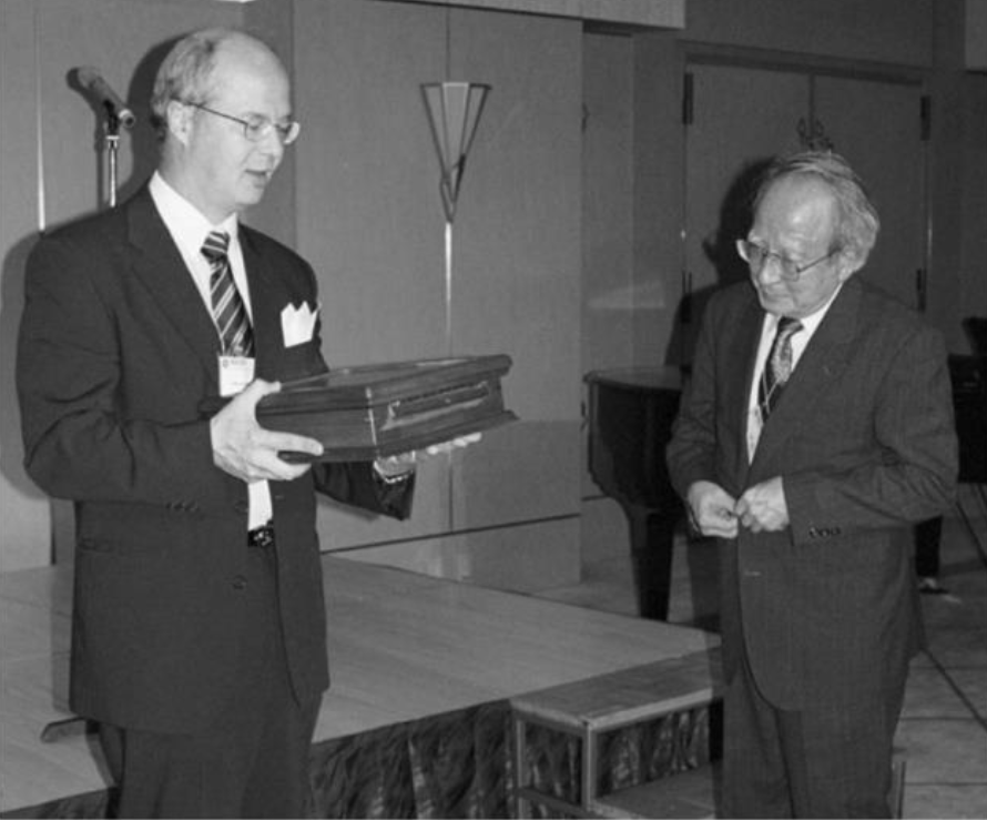 Ilmo Kukkonen presenting a plaque to Seiya Uyeda